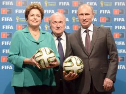 Dilma Rousseff (i), Joseph Blatter (c) y Vladimir Putin (d). EFE /