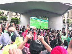 Centro Histórico.En el corazón de la ciudad cientos de aficionados se reunieron para presenciar los encuentros de México en el Mundial.  /