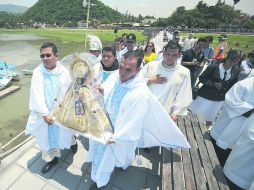 Devoción. La Virgen recorrió el Malecón de Chapala acompañada por fieles del municipio.  /