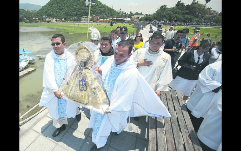 Devoción. La Virgen recorrió el Malecón de Chapala acompañada por fieles del municipio.  /