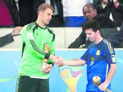 Contrastes. Manuel Neuer de Alemania (I) y Lionel Messi de Argentina se saludan tras la premiación. EFE /