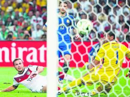 El gol del título. En la única descoordinación entre los centrales argentinos, Mario Götze fusiló al arquero Sergio Romero. EFE /