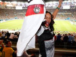 Rihanna acudió al estadio Maracaná para mostrar su apoyo a los alemanes. ESPECIAL /