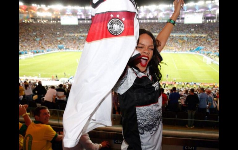 Rihanna acudió al estadio Maracaná para mostrar su apoyo a los alemanes. ESPECIAL /