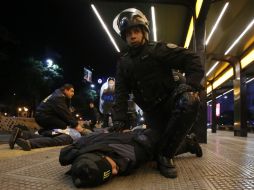 El secretario de Seguridad Nacional, Sergio Berni, dice que 120 personas fueron arrestadas. AP /