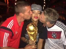 En una de las imágenes, Rihanna aparece junto a Lukas Podolski y Bastian Shweinsteiger. ESPECIAL /