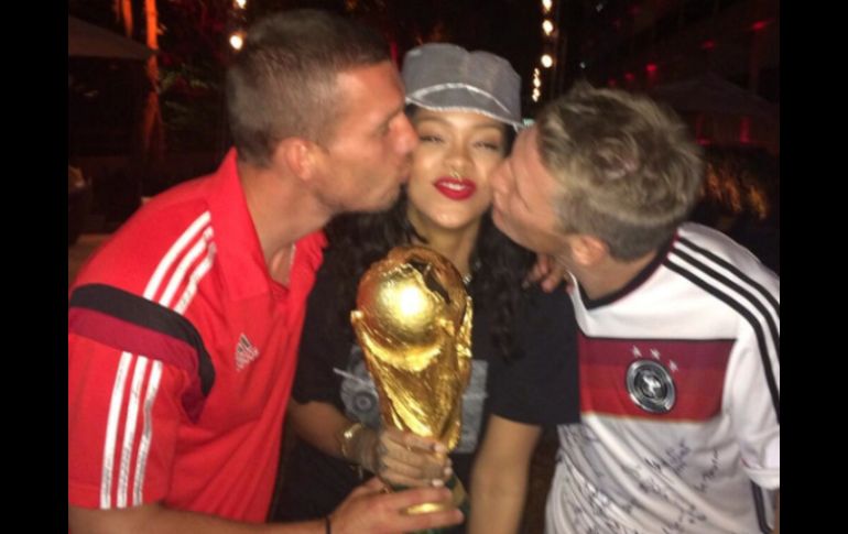 En una de las imágenes, Rihanna aparece junto a Lukas Podolski y Bastian Shweinsteiger. ESPECIAL /