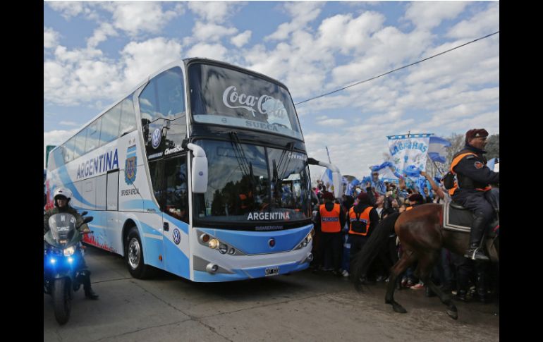 Miles de fanáticos los esperaban para ovacionarlos en Buenos Aires. AP /