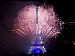 Los fuegos artificiales, lanzados desde la Torre Eiffel, están dedicados a la temática de guerra y paz. AFP /