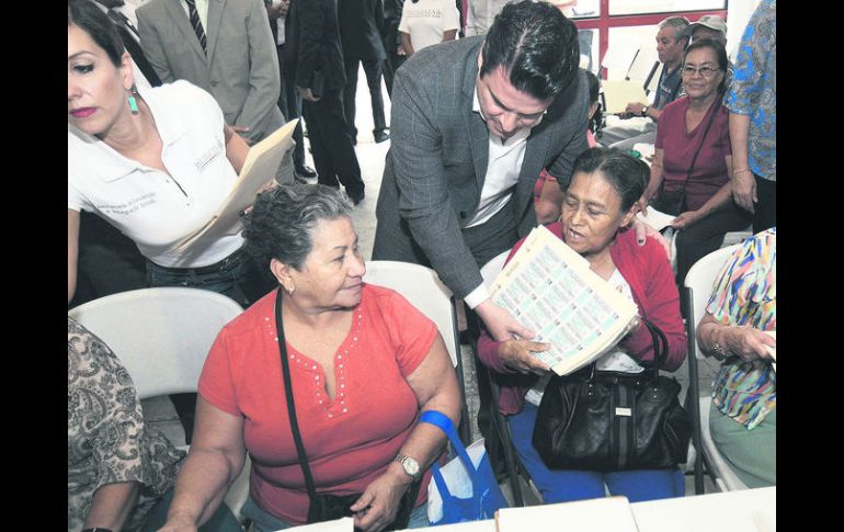 Reciben apoyo. Personas de la tercera edad reciben de manos del gobernador, Aristóteles Sandoval, su paquete de Bienevales. ESPECIAL /