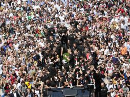 La Selección de Alemania se transportó en un autobús, desde donde saludaron a la gente. AP /