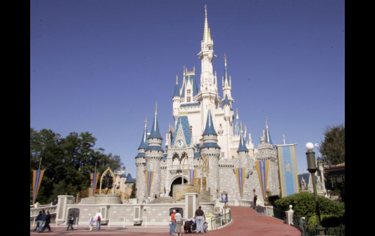 El extenso parque temático de Disney cuenta con unos 70 mil empleados. ARCHIVO /