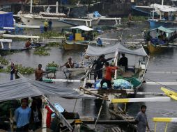 Pescadores filipinos se refugian de las fuertes olas provocadas por el próximo tifón. EFE /