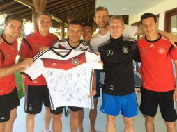 La subasta incluye una playera autografiada por cada integrante de la Selección alemana. ESPECIAL /