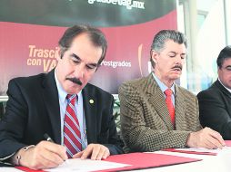 Posgrado. El rector de la UAG, Antonio Leaño, y Miguel Ángel Domínguez, presidente del CRT.  /