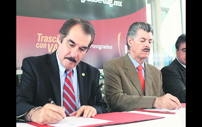 Posgrado. El rector de la UAG, Antonio Leaño, y Miguel Ángel Domínguez, presidente del CRT.  /