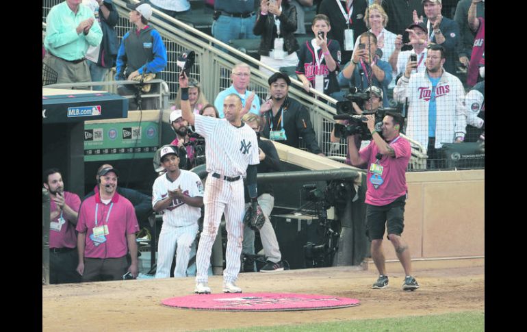 Homenaje. Derek Jeter sale a agradecer a los aficionados por la ovación que le brindaron al ser sustituido. EFE /