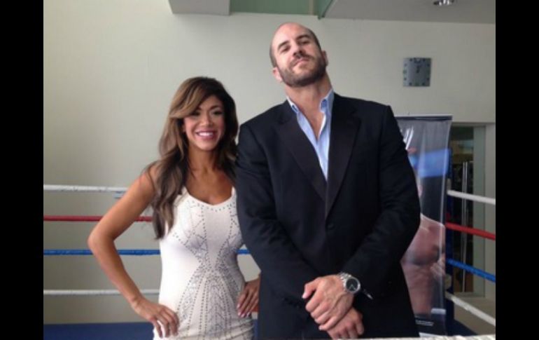 Mendes y Cesaro se mostraron entusiasmados por actuar ante público mexicano. Twitter: @wwe_mex. ESPECIAL /