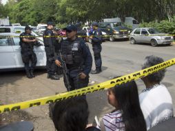 Padres de familia y vecinos, desde temprano, esperan en las inmediaciones del albergue para demandar información de los niños. AFP /