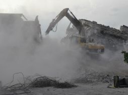 Imagen de los trabajos de demolición que realiza la la Secretaría de Infraestructura en el auditorio de la FEG. ESPECIAL /