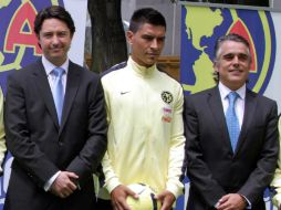 José Romano (Izq) y Ricardo Peláez (der) con el jugador Paolo Goltz. NTX /