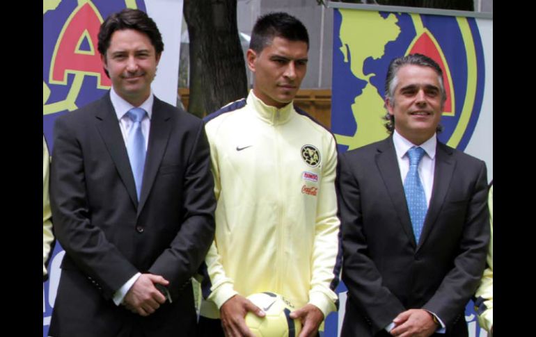 José Romano (Izq) y Ricardo Peláez (der) con el jugador Paolo Goltz. NTX /