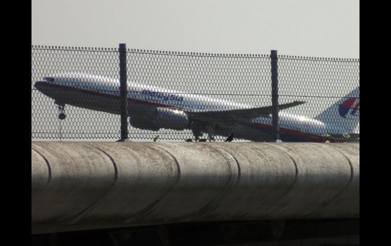 Vista del vuelo MH17 de Malaysia Airlines al despegar hoy del aeropuerto de Amsterdam. AFP /