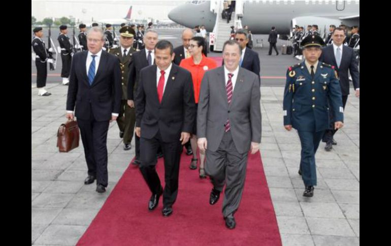 El presidente de la República de Perú, Ollanta Humala y el canciller mexicano, José Antonio Meade (d). Foto: ‏@SRE_mx. ESPECIAL /