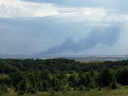 Humo se eleva sobre el lugar en que cayó la aeronave. AFP /