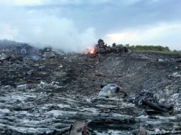 Humo y escombros del avión siniestrado. AFP /