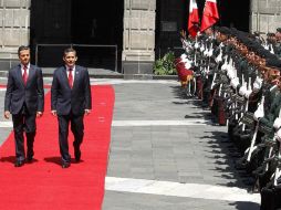 Durante el acto protocolario, los mandatarios presentan a sus respectivas comitivas y pasan revista a la Guardia de Honor. SUN /