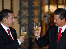 El presidente de Perú, Ollanta Humala, brinda con el Presidente Enrique Peña Nieto. EFE /