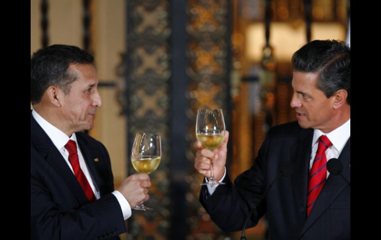 El presidente de Perú, Ollanta Humala, brinda con el Presidente Enrique Peña Nieto. EFE /