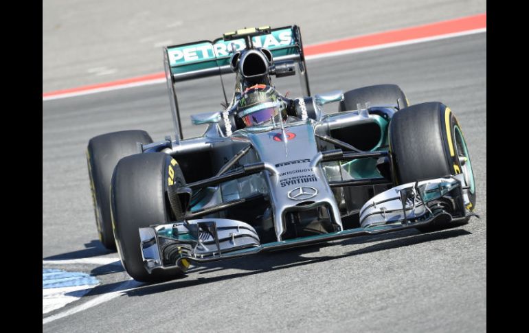 Los pilotos de Mercedes, Nico Rosberg (foto) y Lewis Hamilton, siguen dominando la Fórmula 1. AP /