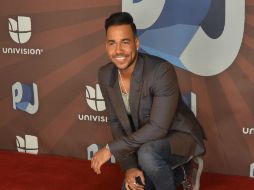 El cantante de bachata, Romeo Santos, posa para la foto con sus galardones. EFE /