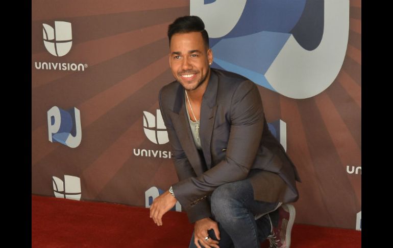 El cantante de bachata, Romeo Santos, posa para la foto con sus galardones. EFE /