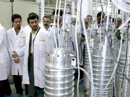 El ex presidente Ahmadineyad visita una de las plantas nucleares en Irán. ARCHIVO /