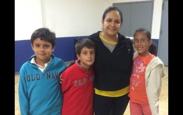 Nicolás, Bernardo y Victoria, acudieron a la presentación de la cinta en compañía de su mamá, Carla Retamusa.  /