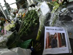 Ramos de flores y la fotografía de una víctima frente al aeropuerto de Schiphol. AFP /