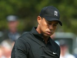 Tiger Woods reacciona tras fallar un tiro en el hoyo 3 del Abierto Birtánico de Golf. AFP /