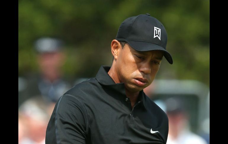 Tiger Woods reacciona tras fallar un tiro en el hoyo 3 del Abierto Birtánico de Golf. AFP /