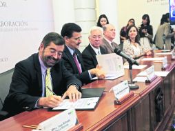 Juan Ramón de la Fuente, Tonatiuh Bravo Padilla, Axel Didriksson, Miguel Ángel Navarro y Nadia Paola Mireles, ayer en el Paraninfo.  /