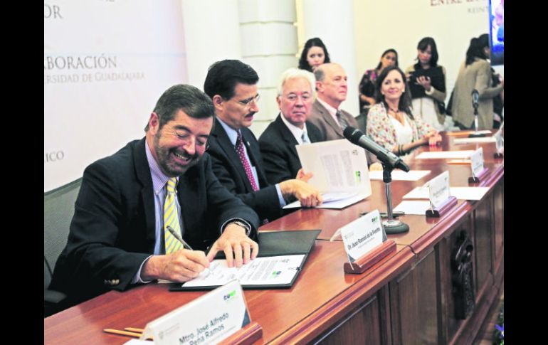 Juan Ramón de la Fuente, Tonatiuh Bravo Padilla, Axel Didriksson, Miguel Ángel Navarro y Nadia Paola Mireles, ayer en el Paraninfo.  /