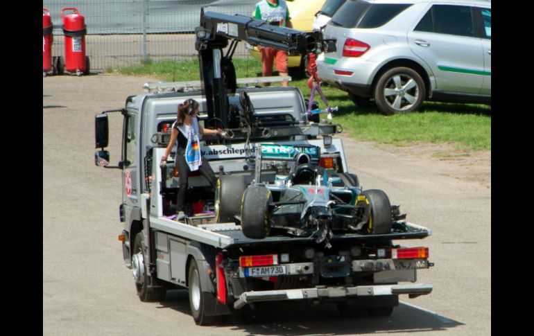 La salida de los pilotos de Lotus y Sauber estuvo marcada por el accidente de Lewis Hamilton. EFE /