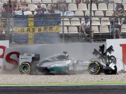 El piloto del Mercedes rompió un disco del freno y se estrelló tras salirse en una curva durante el Q2 del GP de Alemania. EFE /