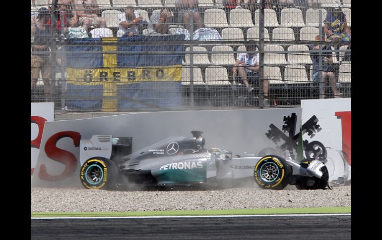 El piloto del Mercedes rompió un disco del freno y se estrelló tras salirse en una curva durante el Q2 del GP de Alemania. EFE /