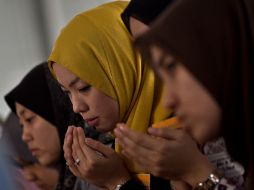 Malasios participan en una oración especial en una mezquita de Putrajaya. AFP /