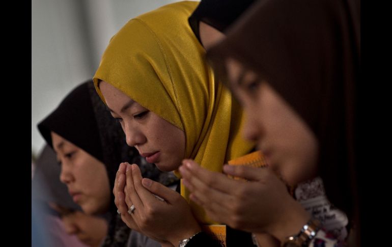 Malasios participan en una oración especial en una mezquita de Putrajaya. AFP /