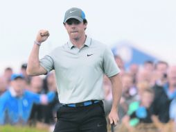 McIlroy levanta su puño luego de embocar un putt para eagle en el hoyo 16. AP /