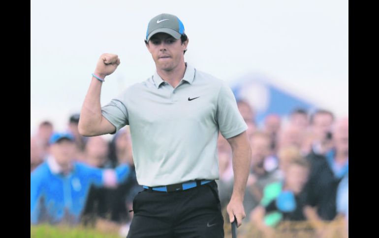 McIlroy levanta su puño luego de embocar un putt para eagle en el hoyo 16. AP /